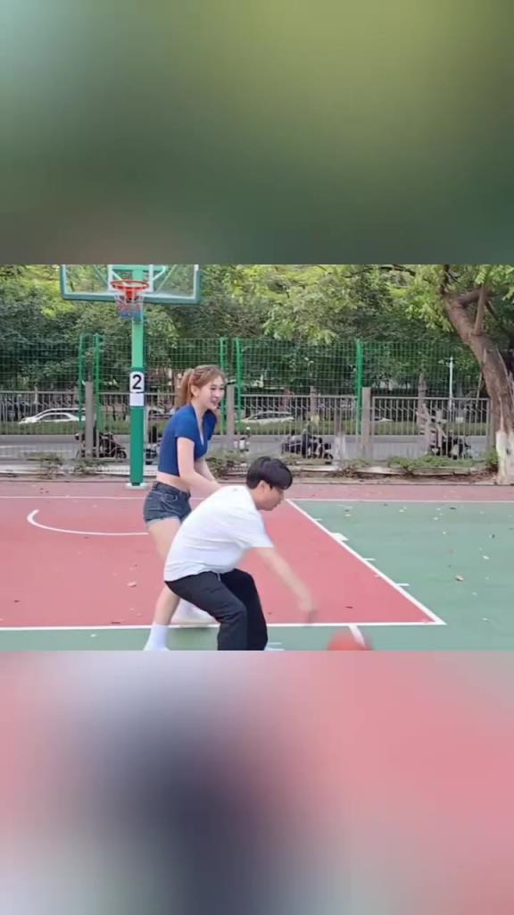 集夢(mèng)會(huì)長(zhǎng)背打一米8的女生，這是真打球?。? style=