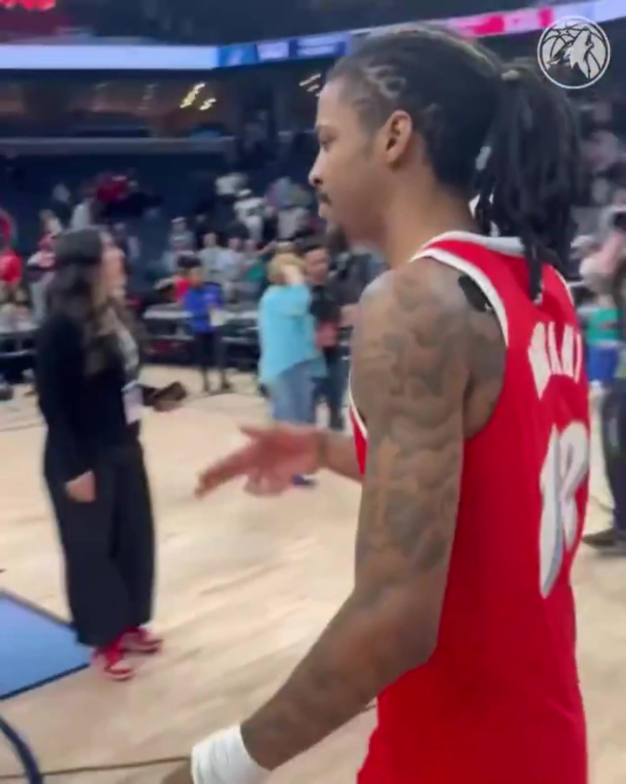 笑死！莫蘭特賽后與華子握手，竟然也是比出“手槍”的手勢