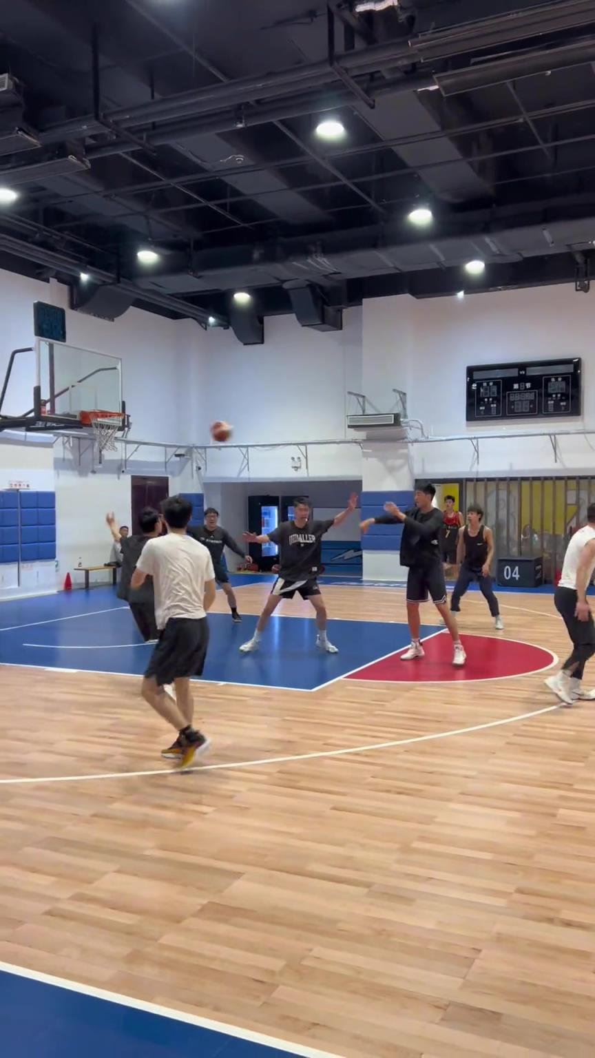 對(duì)手回家后：老婆，我今天在野球場(chǎng)匹配到巔峰馬刺隊(duì)了！