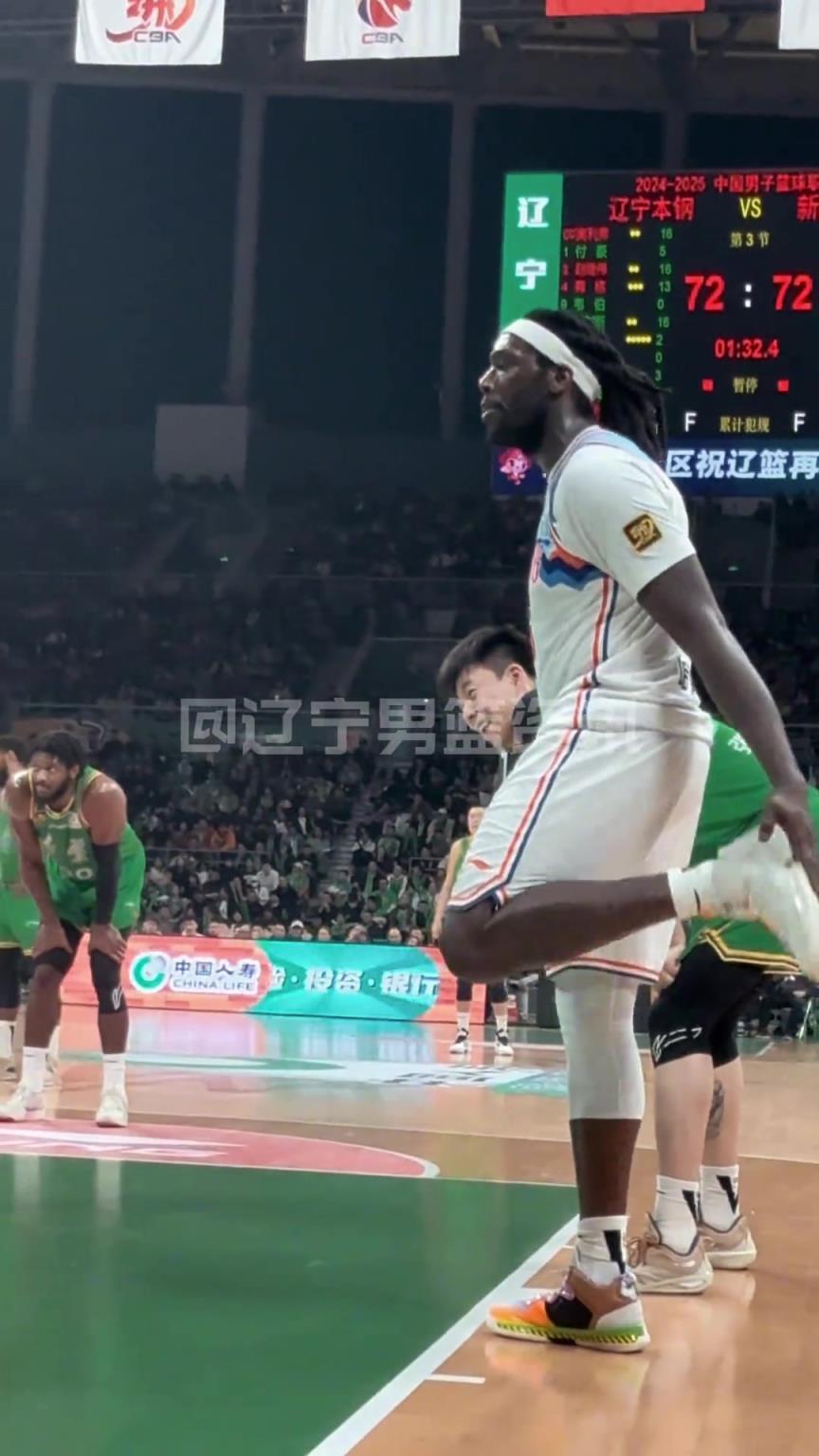 哈雷爾狂噴奧利弗：我會(huì)在澳洲干你小子！裁判吹T送他離場(chǎng)