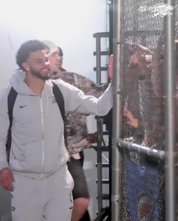 68勝歷史第五傲人戰(zhàn)績！雷霆全員回到OKC，當(dāng)?shù)厍蛎詿崆榻訖C(jī)