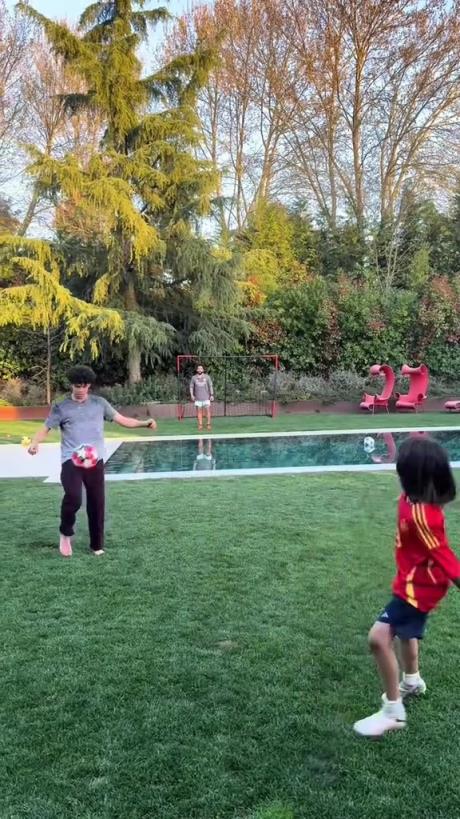 馬塞洛和兒子隔水相傳！大兒子腳法有點(diǎn)東西的！