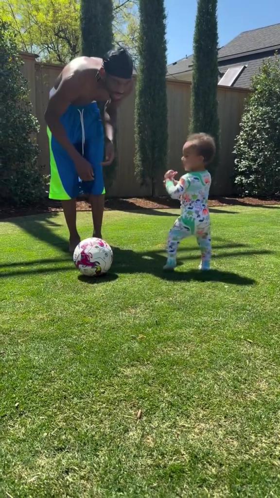 足球要從娃娃抓起！SGA帶娃踢足球，小孩摔倒時(shí)鼓掌“嘲笑”！